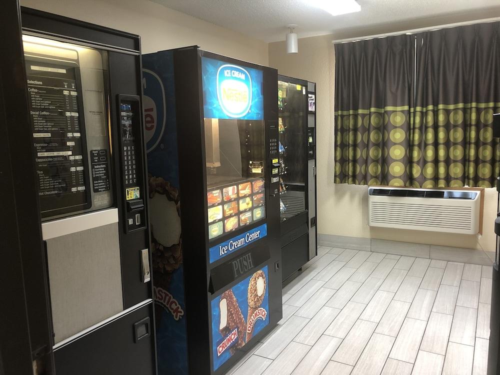 Super 8 By Wyndham Bedford Dfw Airport West Motel Buitenkant foto