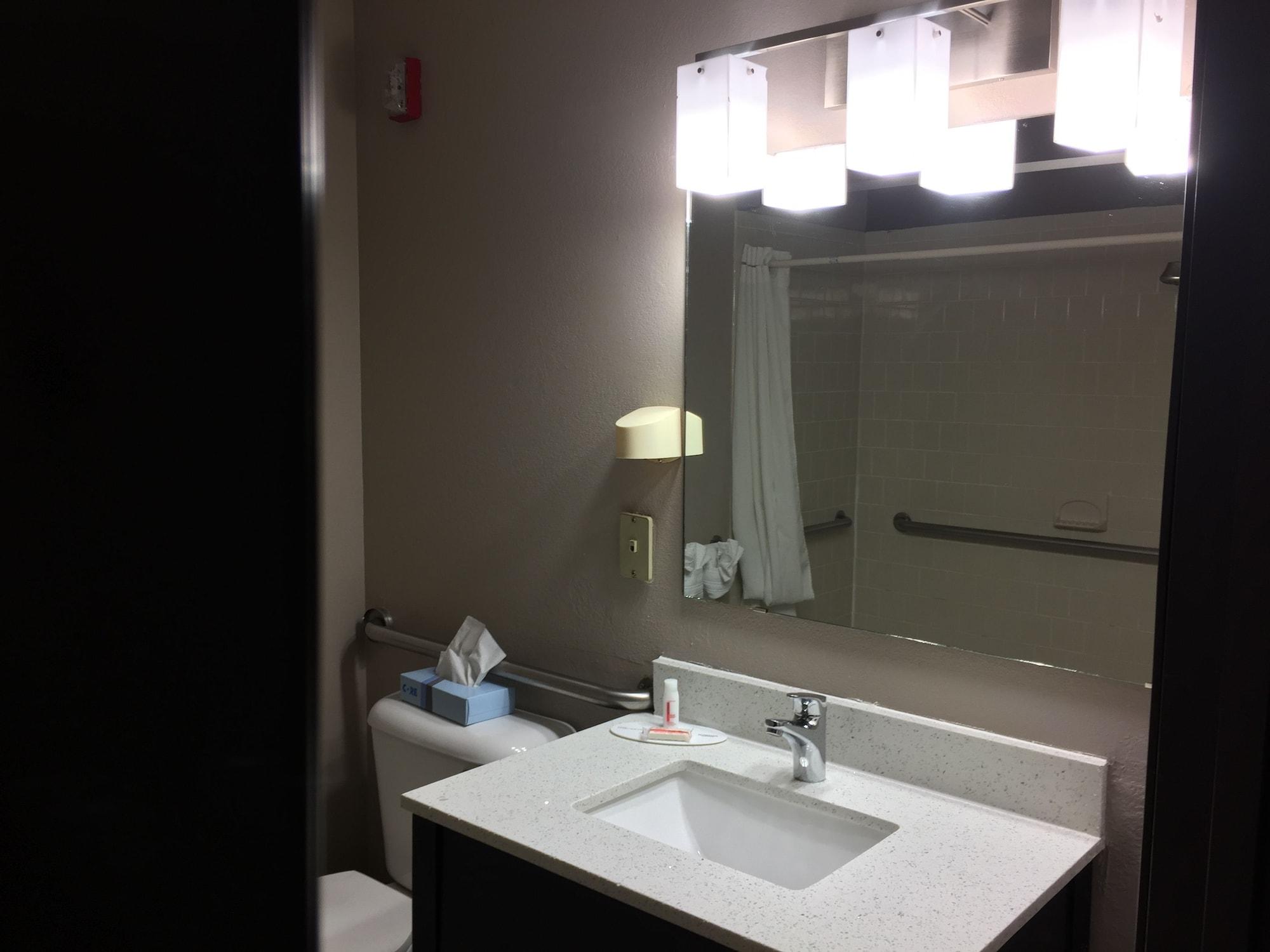 Super 8 By Wyndham Bedford Dfw Airport West Motel Buitenkant foto