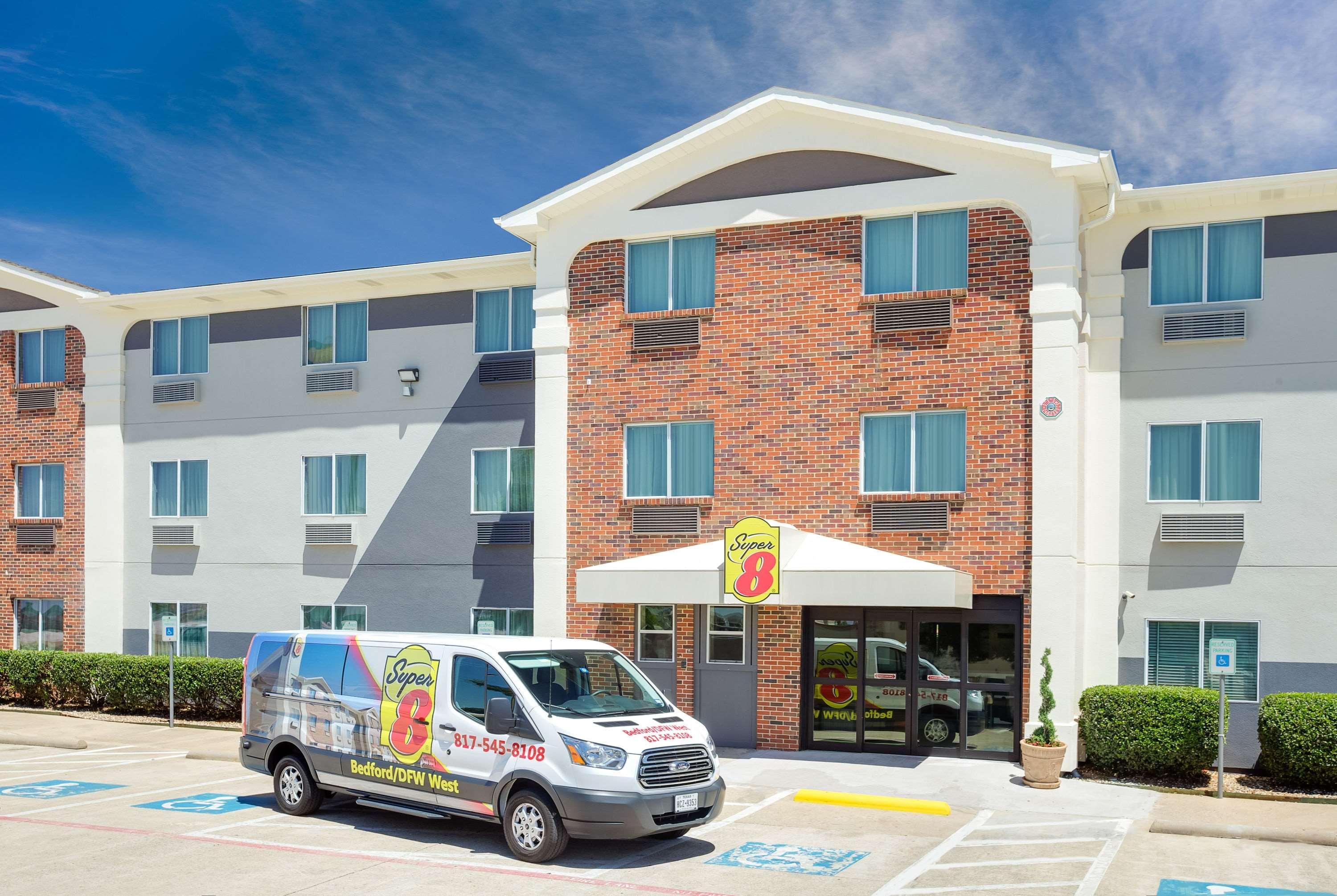 Super 8 By Wyndham Bedford Dfw Airport West Motel Buitenkant foto